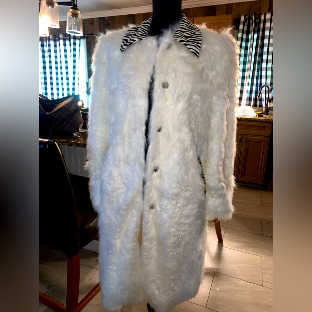 Beautiful brand new faux fur coat size S